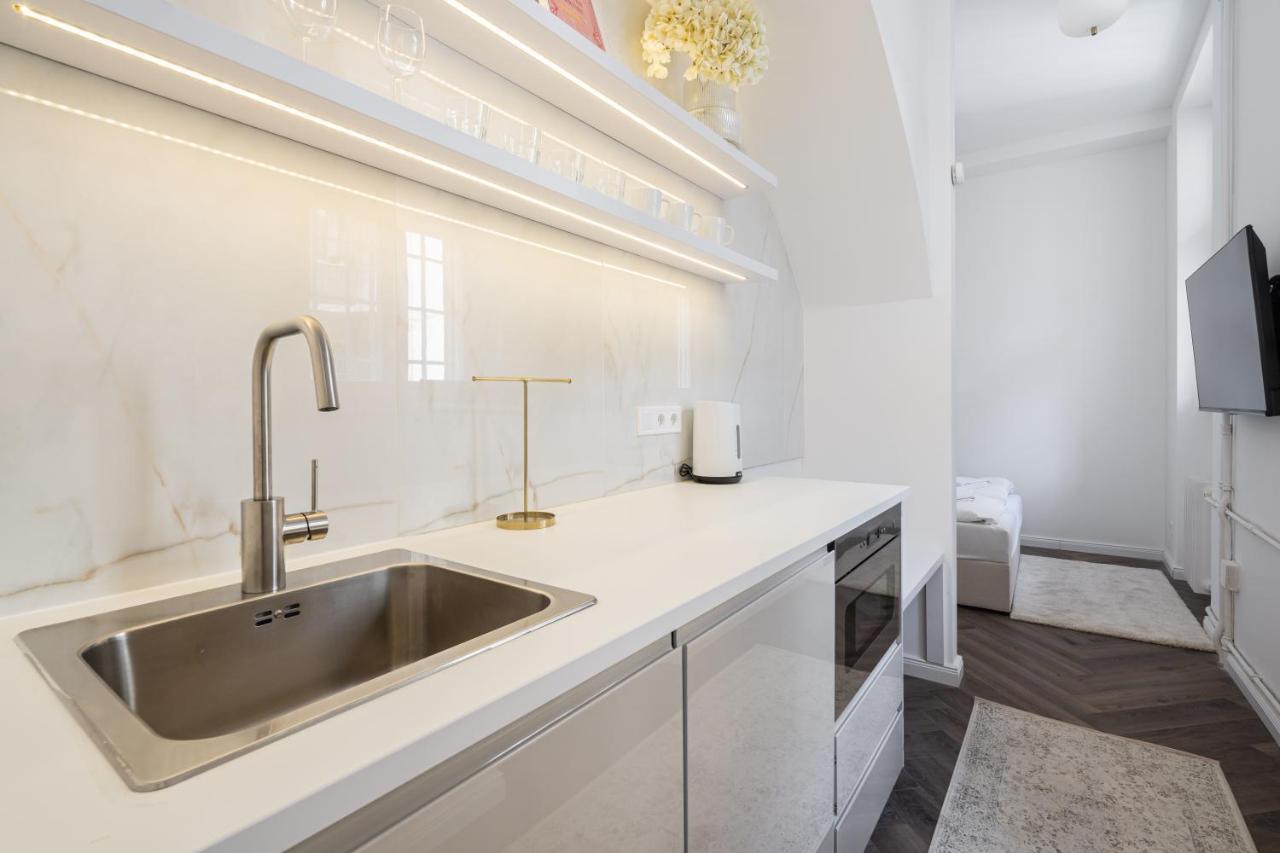 E13 - Grand Boulevard Heritage Suite - Best Location By Bqa Budapesta Exterior foto